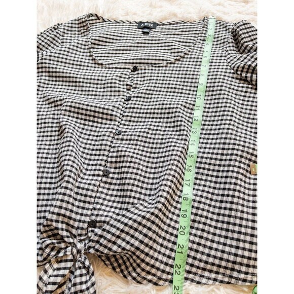 A Byer Women’s Plaid Crop Top size L - Picture 4 of 6